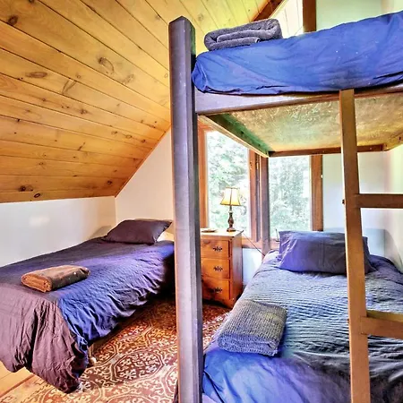 East Burke House With Deck Less Than 3 Mi To Kingdom Trails!
